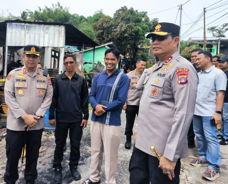  Serahkan Bantuan, Kapolda Kaltara Tinjau Langsung Lokasi Kebakaran di Kampung Bugis Tarakan