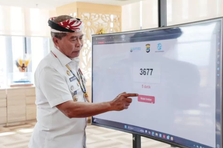 Taat Bayar Pajak, Dua Warga Kaltara Terima Hadiah Sepeda Motor dari Gubernur